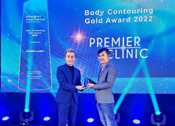 De Kee Yong Seng of Premier Clinic getting allergan aesthetic Body Contouring Gold Award 2022