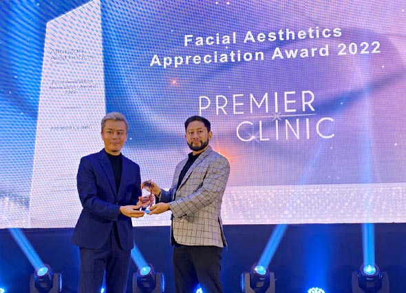 Dr Chen Tai Ho of Premier Clinic getting allergan aesthetic facial aesthetics Gold Award 2022